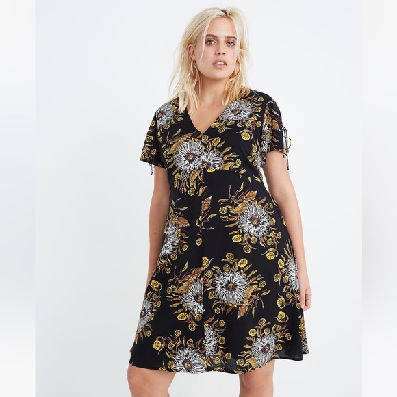 Open-Back Mini Dress in Painted Blooms - size 18 - Picture 1 of 5